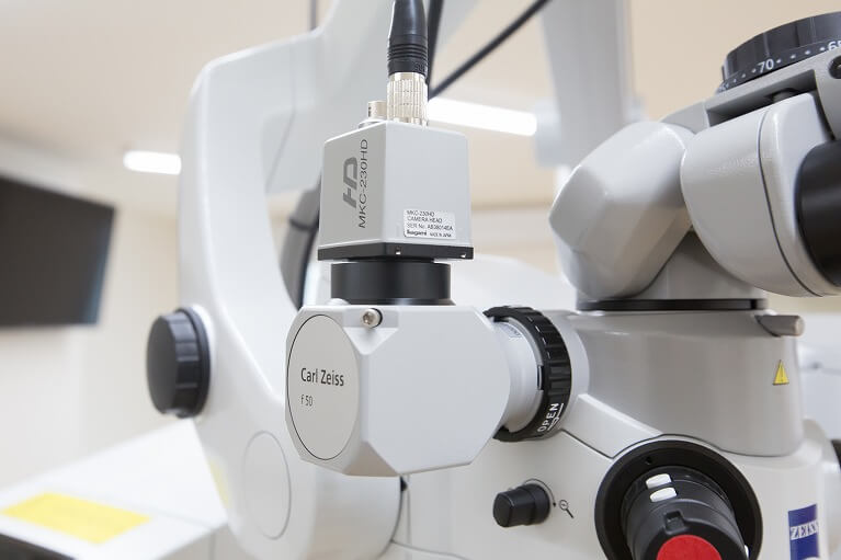 手術顕微鏡　小型フルハイビジョンカメラ