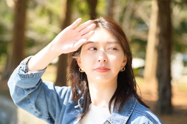 ICL手術後の眩しさはなぜ？ハロー・グレアの原因と治るまでの期間、対策を解説
