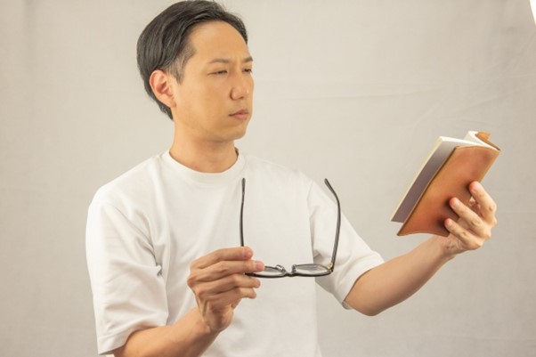 ICLと老眼の関係とは？40代・50代が後悔しないために知っておくべきこと